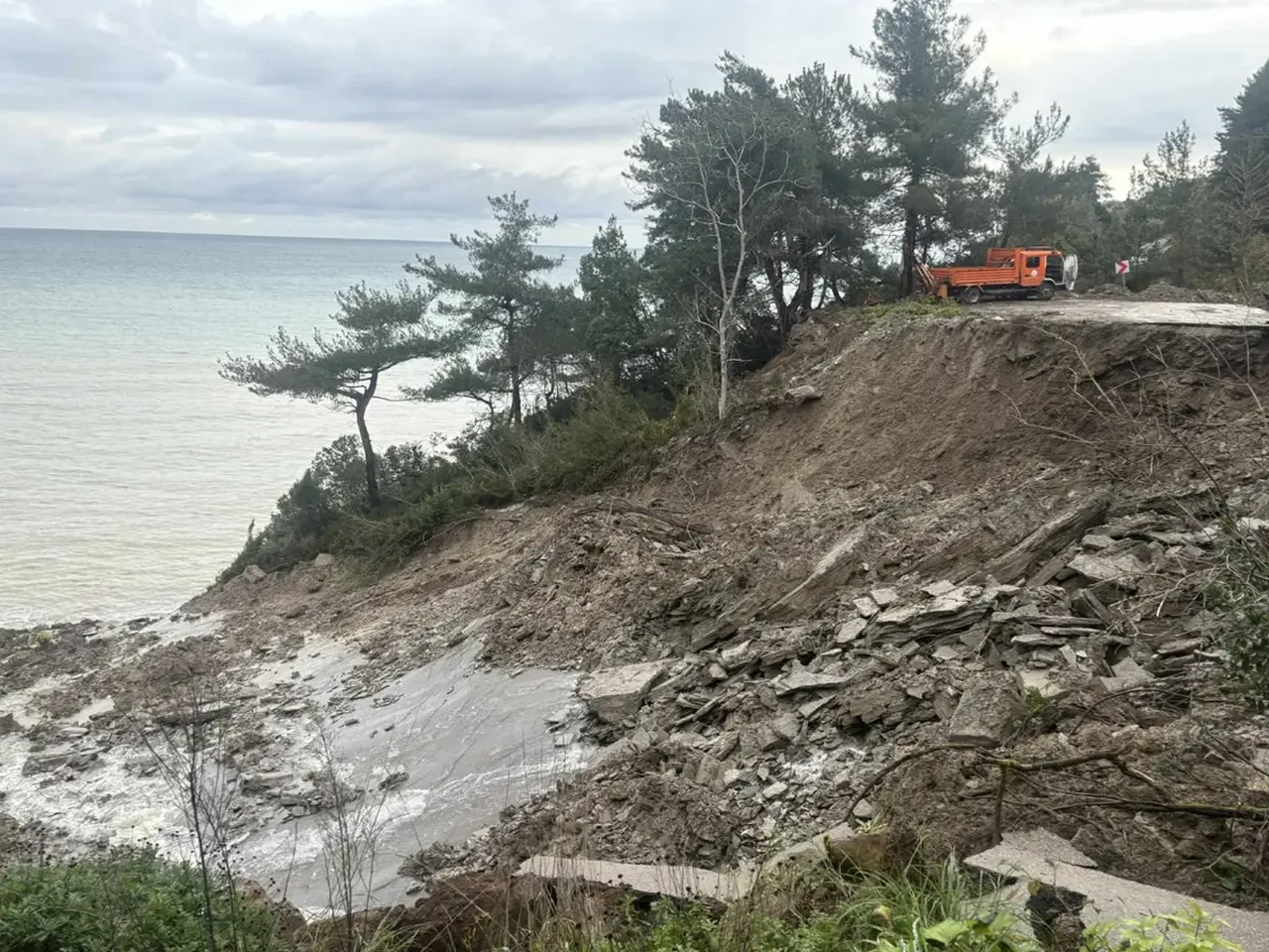 Kastamonu’da 4 gün arayla 2. heyelan! Cide-Bartın karayolu çöktü