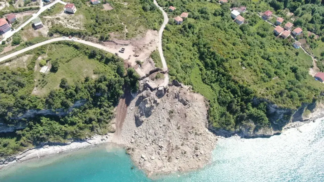 Heyelan sonrası yoldan kopan kütle, denizle birleşmişti