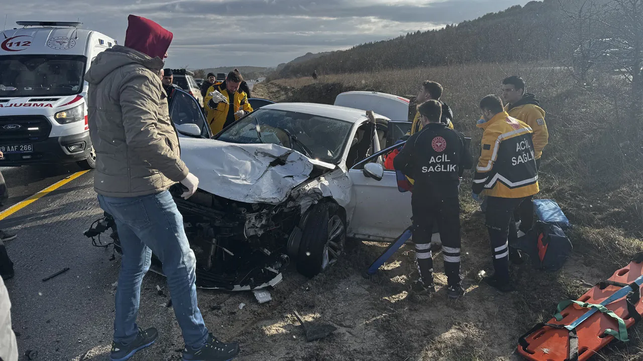 Kırklareli'nde iki otomobil kafa kafaya çarpıştı: Yaralılar var!