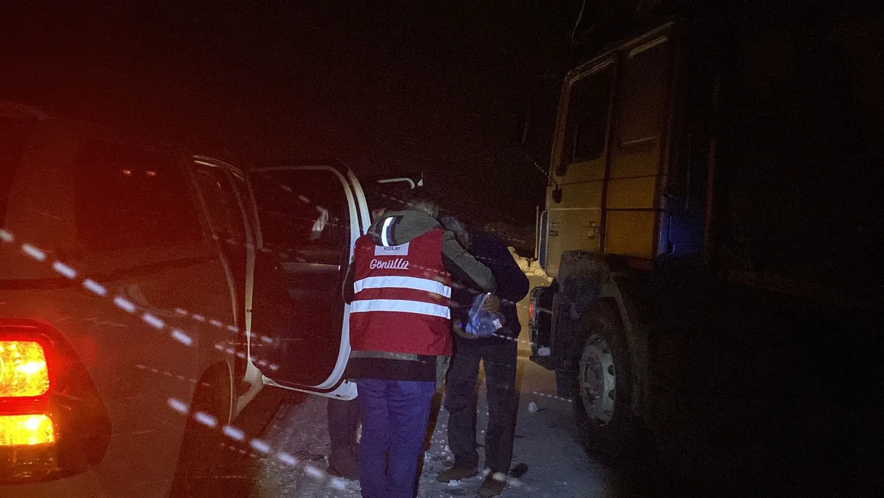 Kış şartları zorladı! Tendürek'te sürücüler mahsur kaldı