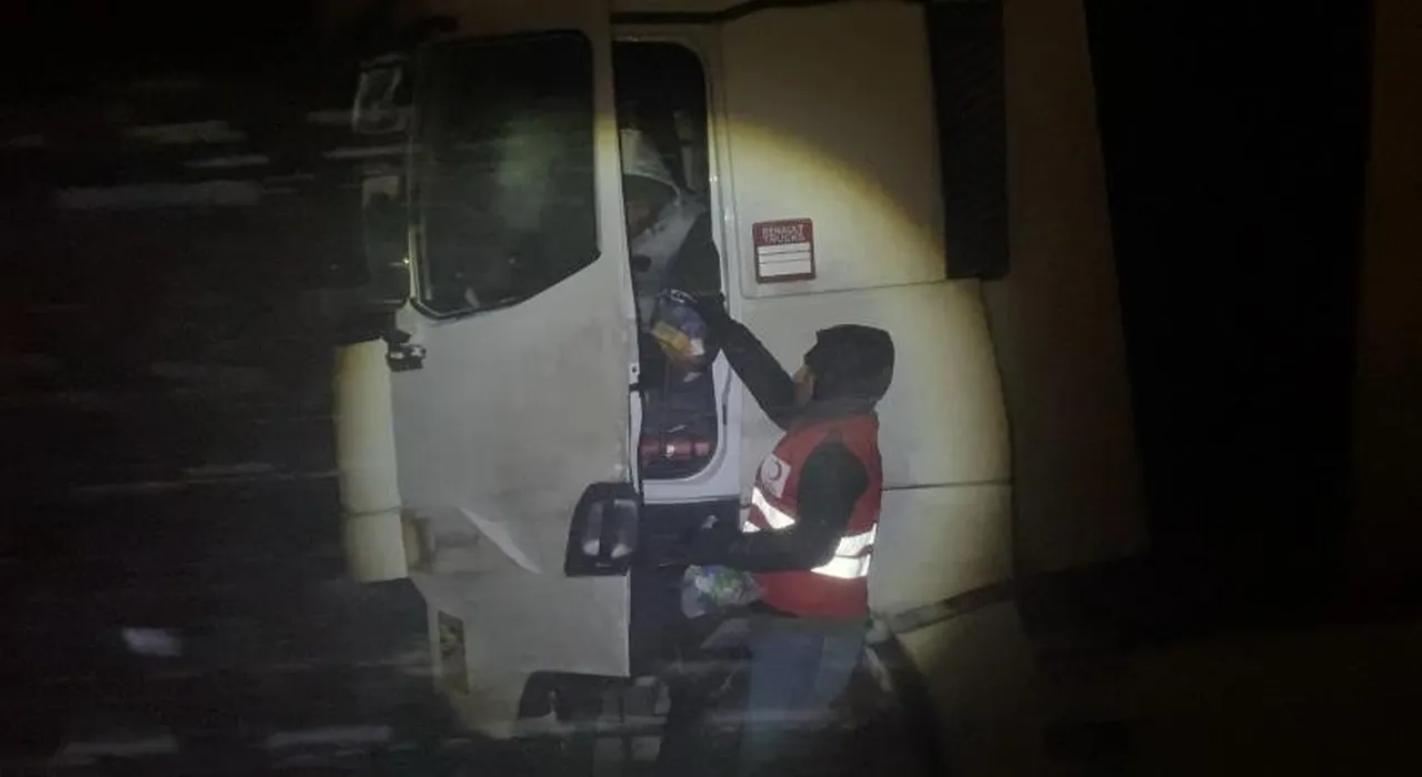 Kış şartları zorladı! Tendürek'te sürücüler mahsur kaldı