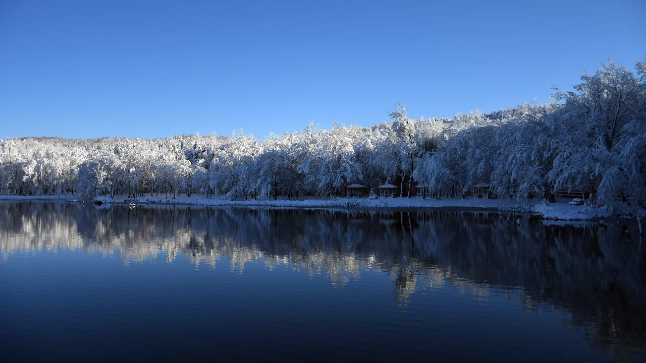 Korugöl beyaza büründü: doğa kartpostallık manzaralar sundu