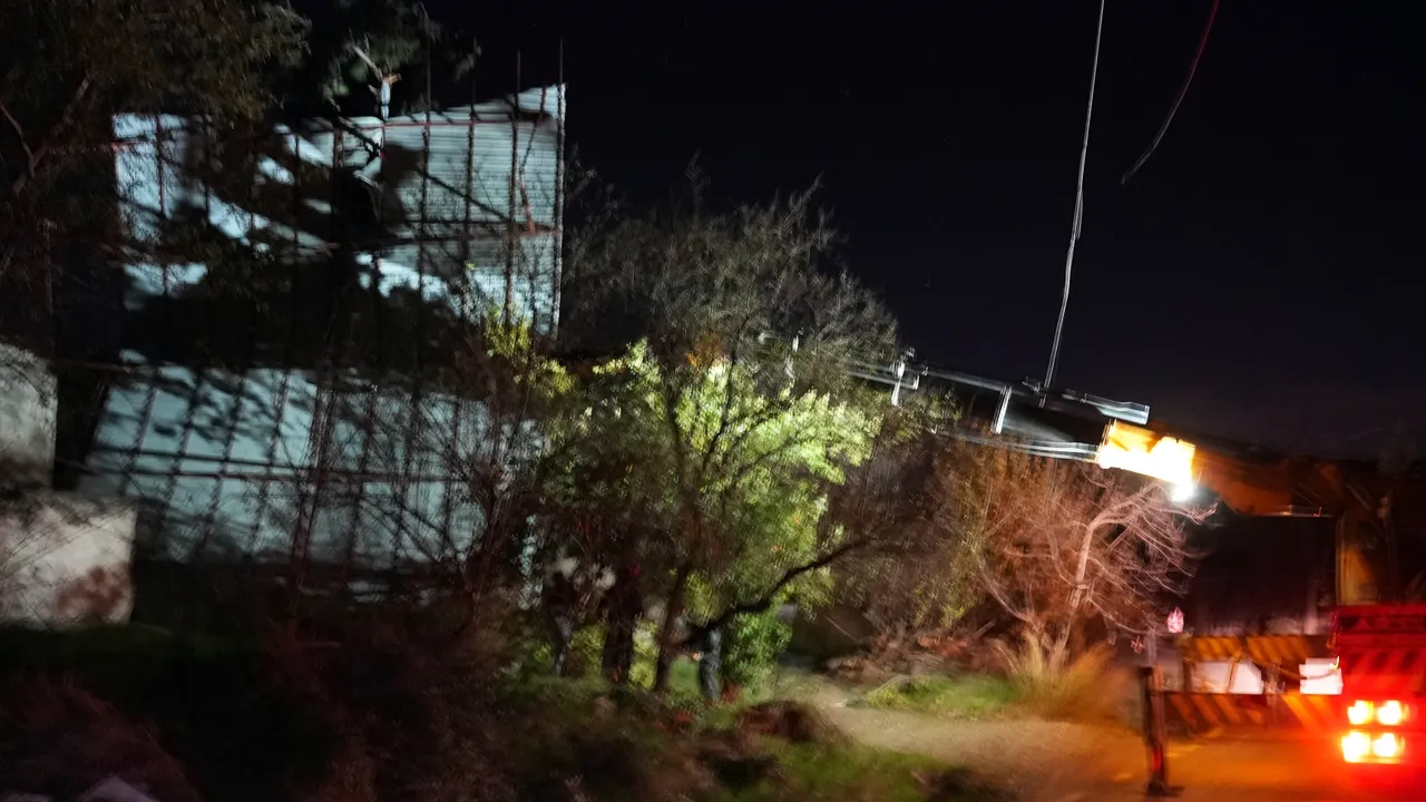 Mersin’i fırtına vurdu! Çatı uçtu, ağaç devrildi, elektrik telleri koptu