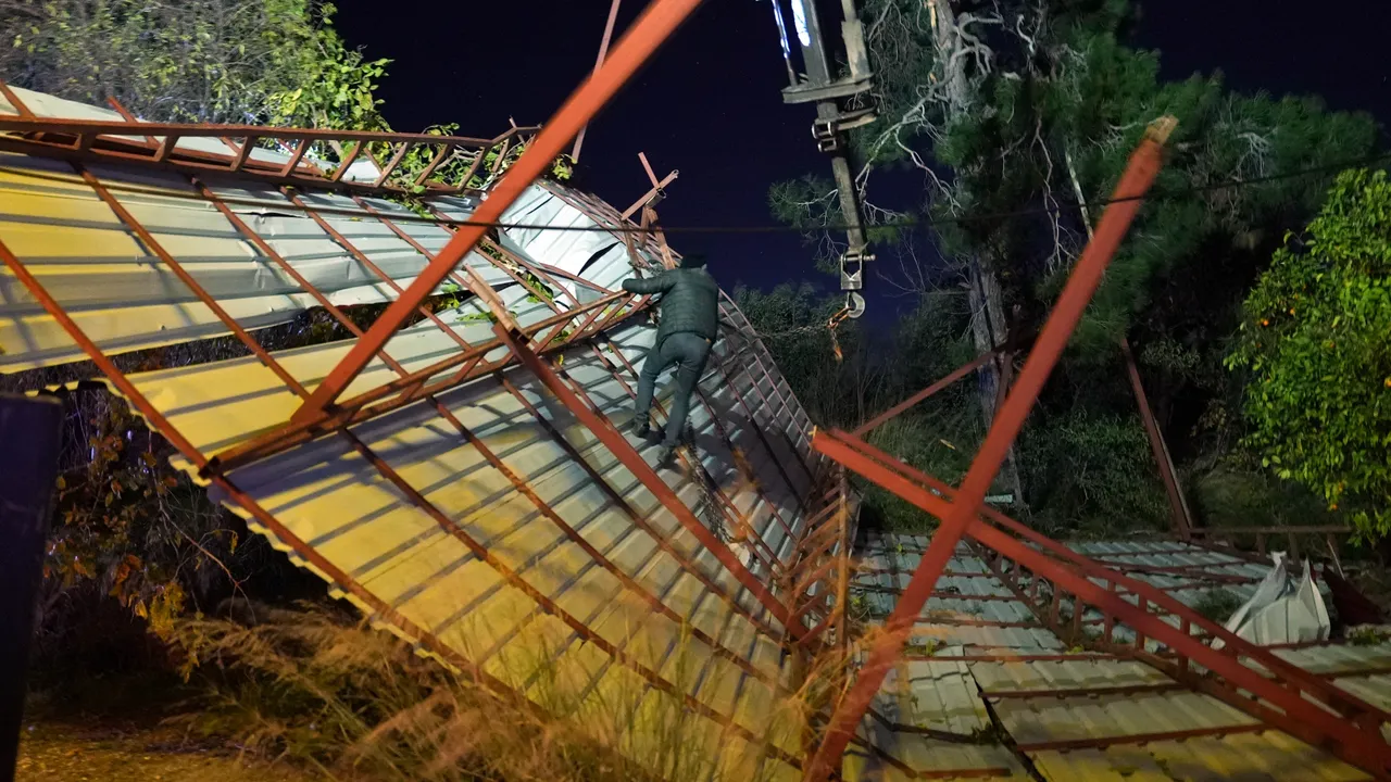 Mersin’i fırtına vurdu! Çatı uçtu, ağaç devrildi, elektrik telleri koptu