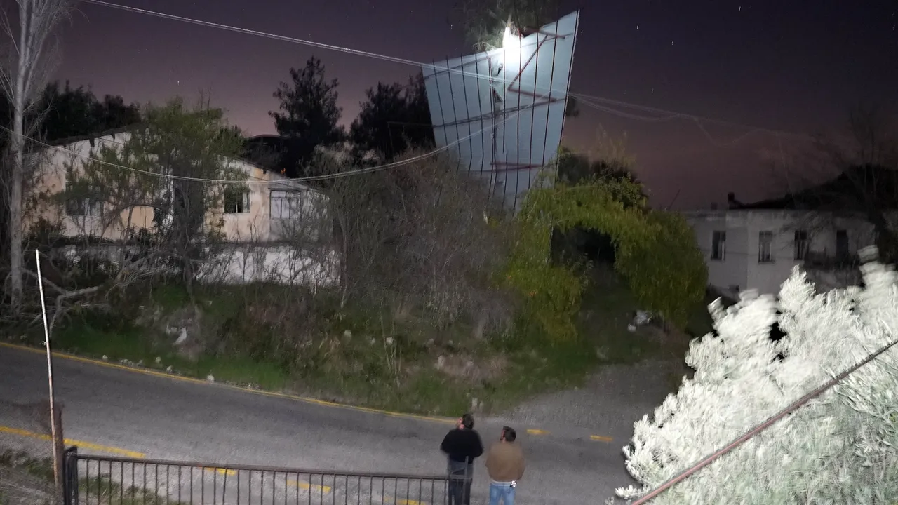 Mersin’i fırtına vurdu! Çatı uçtu, ağaç devrildi, elektrik telleri koptu