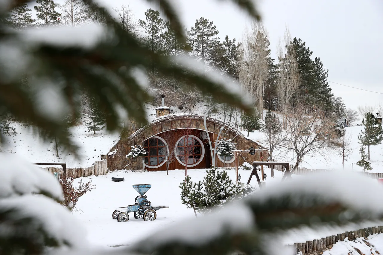 Sivas’ta kar manzaralı  Hobbit Evleri  kartpostallık görüntüler oluşturdu