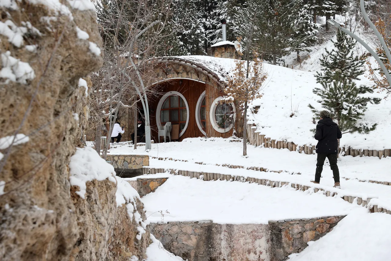Sivas’ta kar manzaralı  Hobbit Evleri  kartpostallık görüntüler oluşturdu