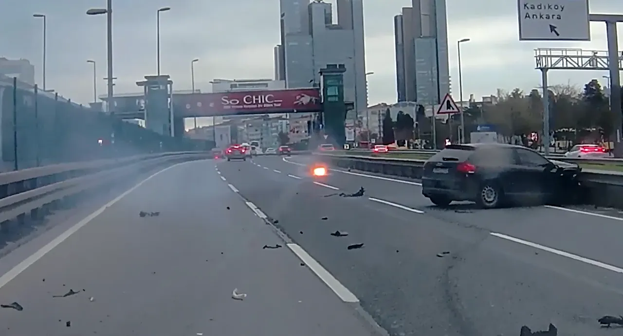 Trafikte makas belası! Önce bariyerle çarptı sonra alev aldı