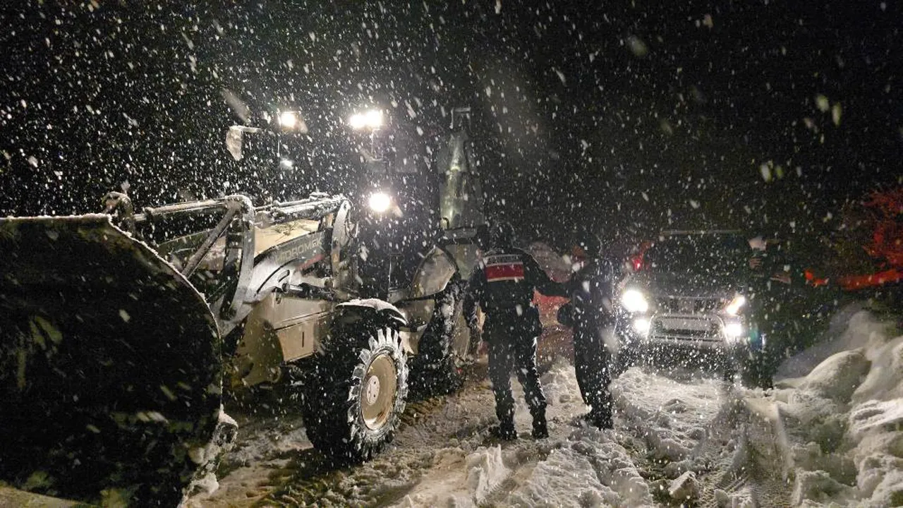 Türkiye kar esareti altında: Yollar kapandı, araçlar mahsur kaldı