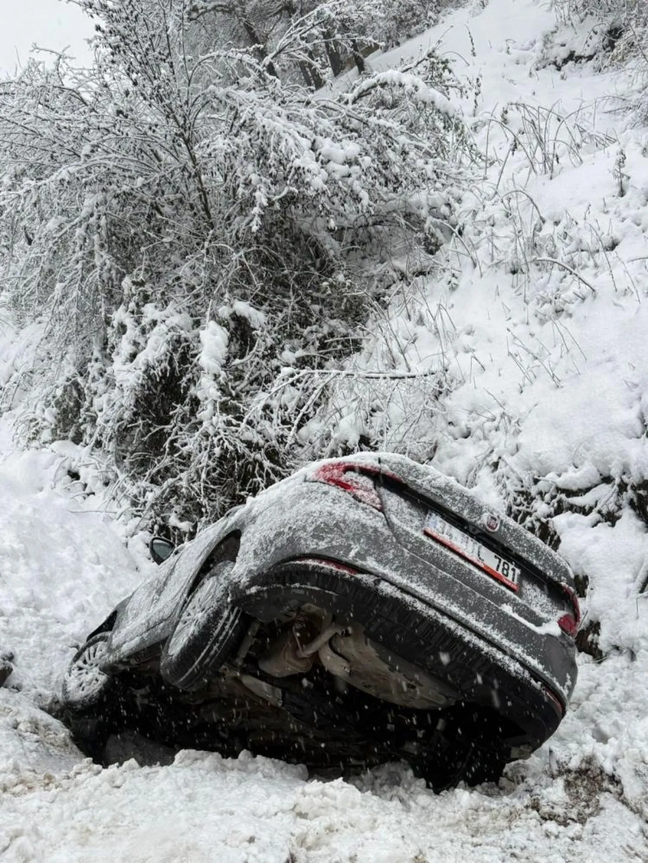 Türkiye kar esareti altında: Yollar kapandı, araçlar mahsur kaldı