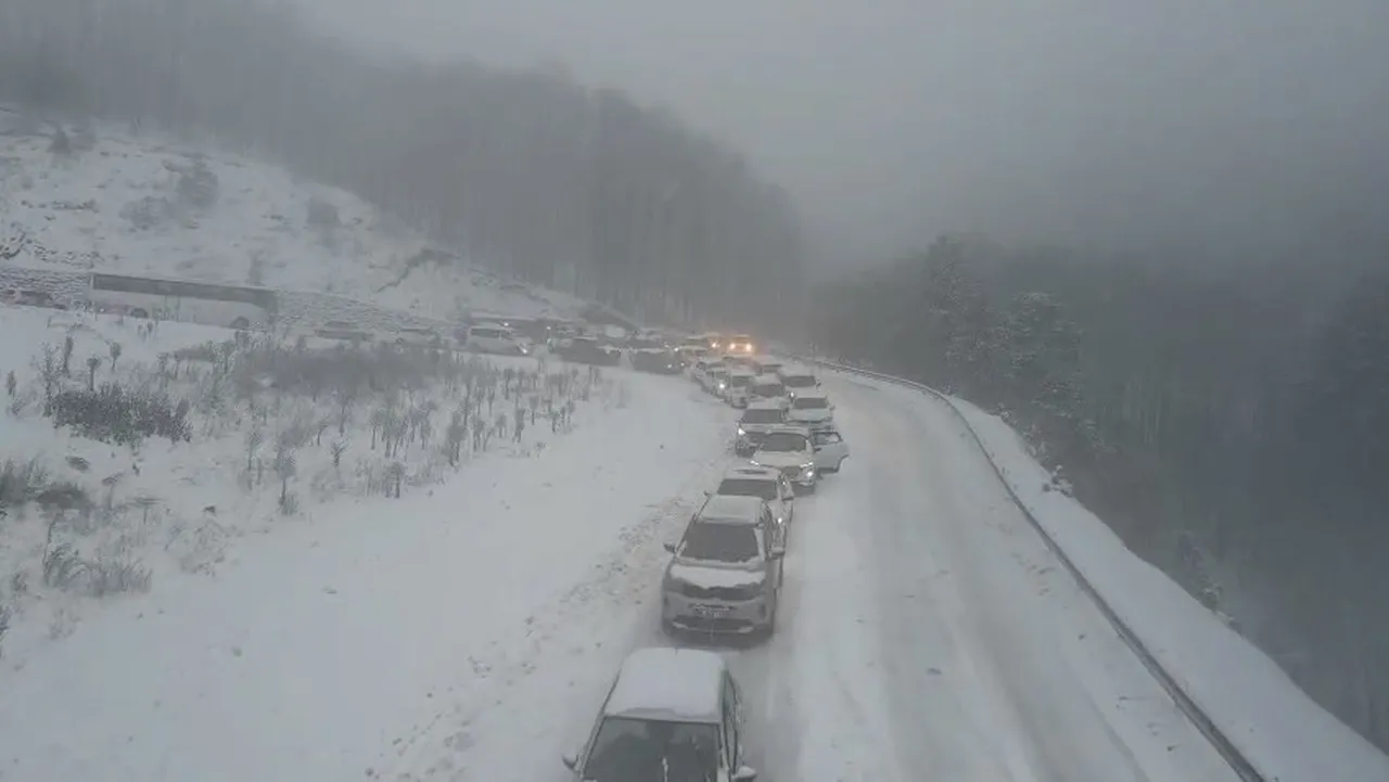 Türkiye kar esareti altında: Yollar kapandı, araçlar mahsur kaldı