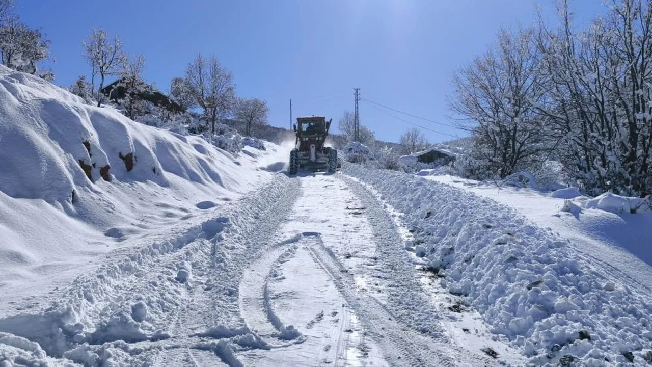 Türkiye kar esareti altında: Yollar kapandı, araçlar mahsur kaldı