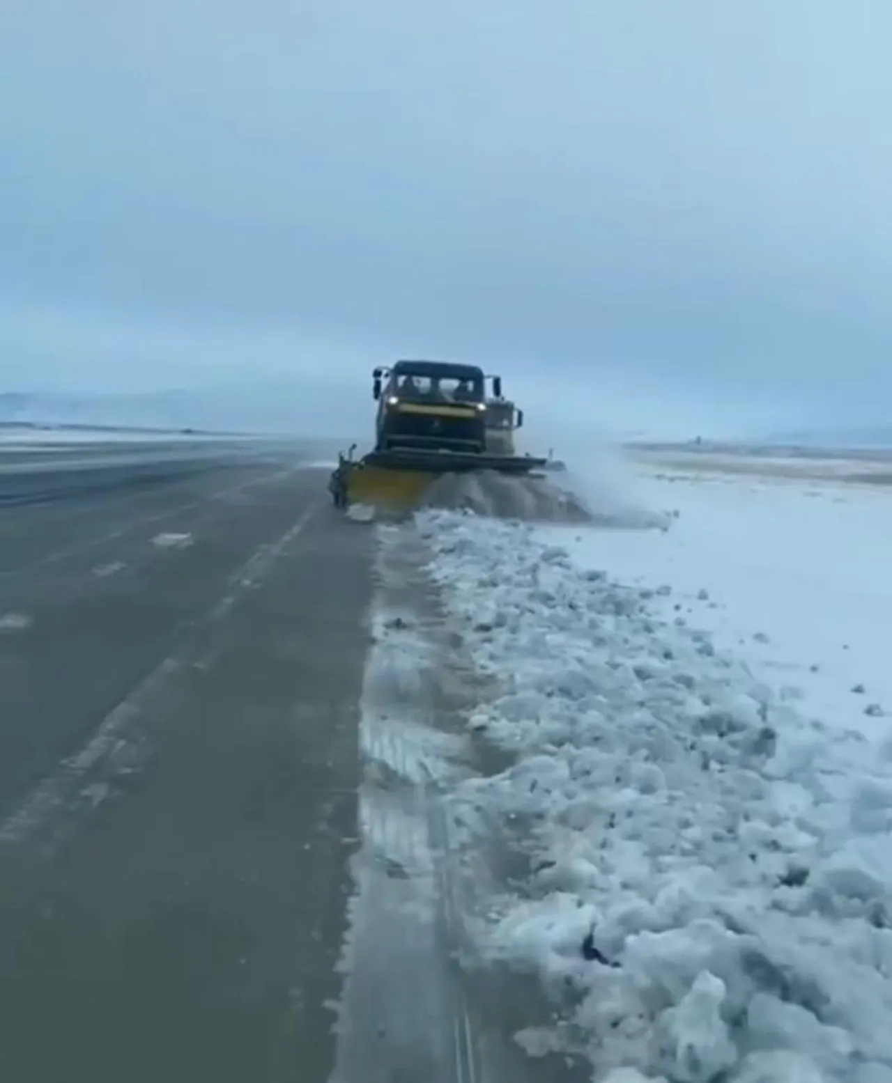Türkiye kar esareti altında: Yollar kapandı, araçlar mahsur kaldı