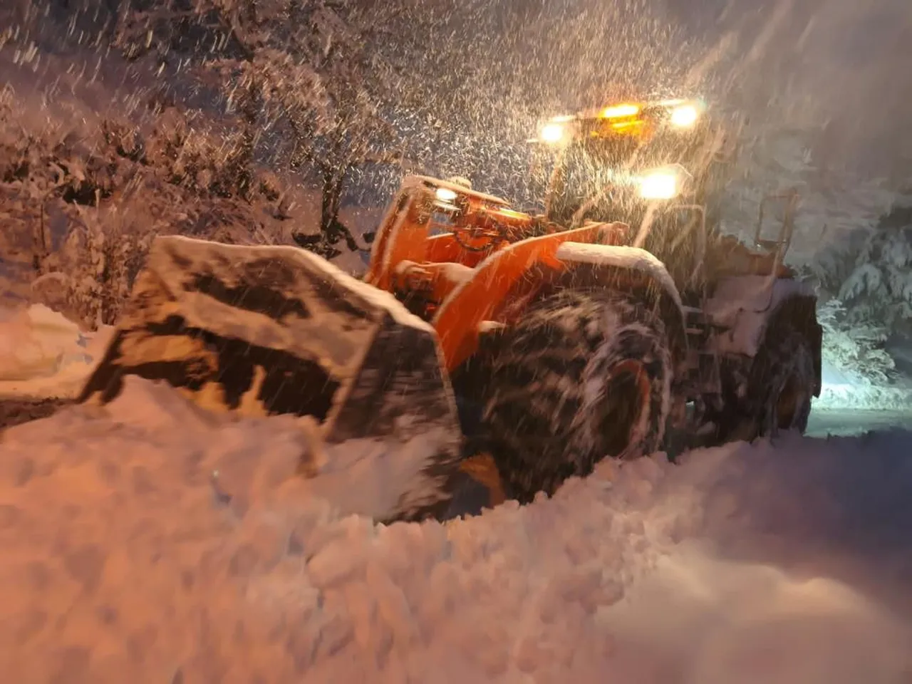 Türkiye kar esareti altında: Yollar kapandı, araçlar mahsur kaldı