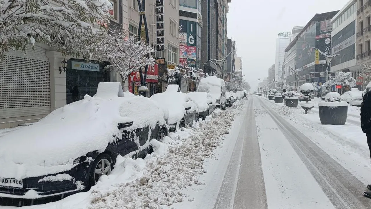 Arabalar kara gömüldü