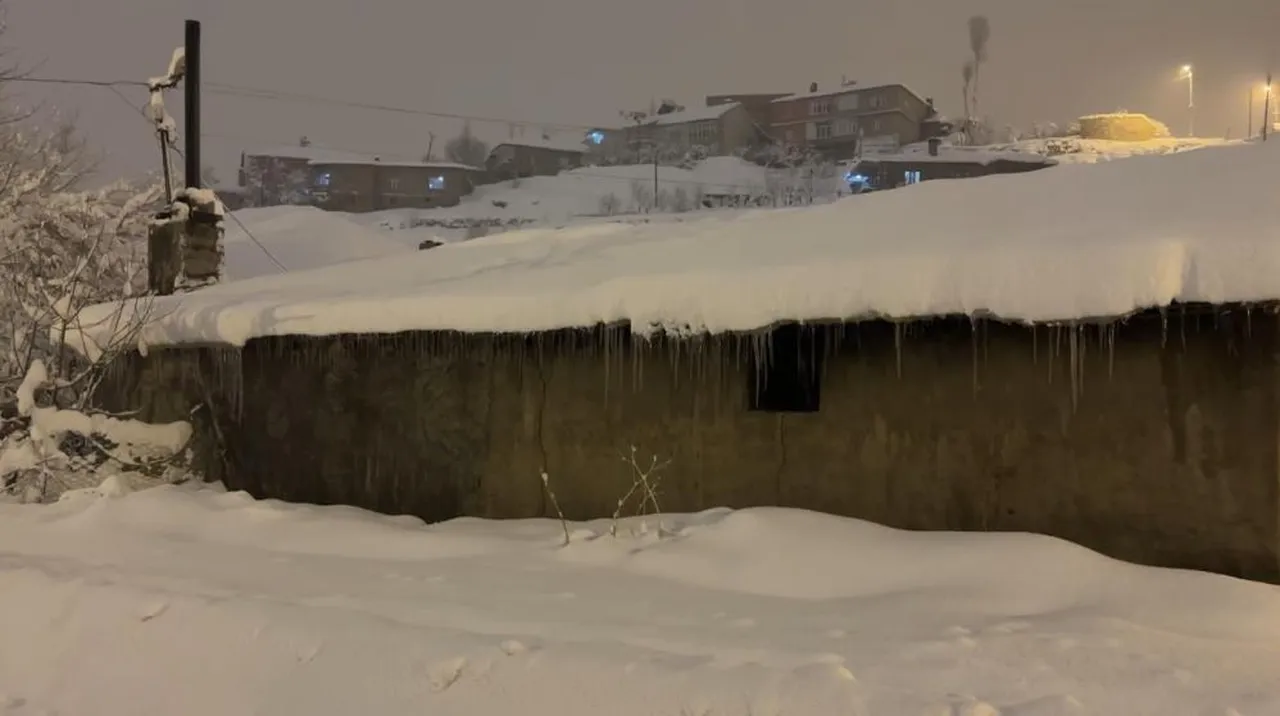 Türkiye kara teslim oldu! Yüzlerce yol kapandı, uçak seferleri iptal