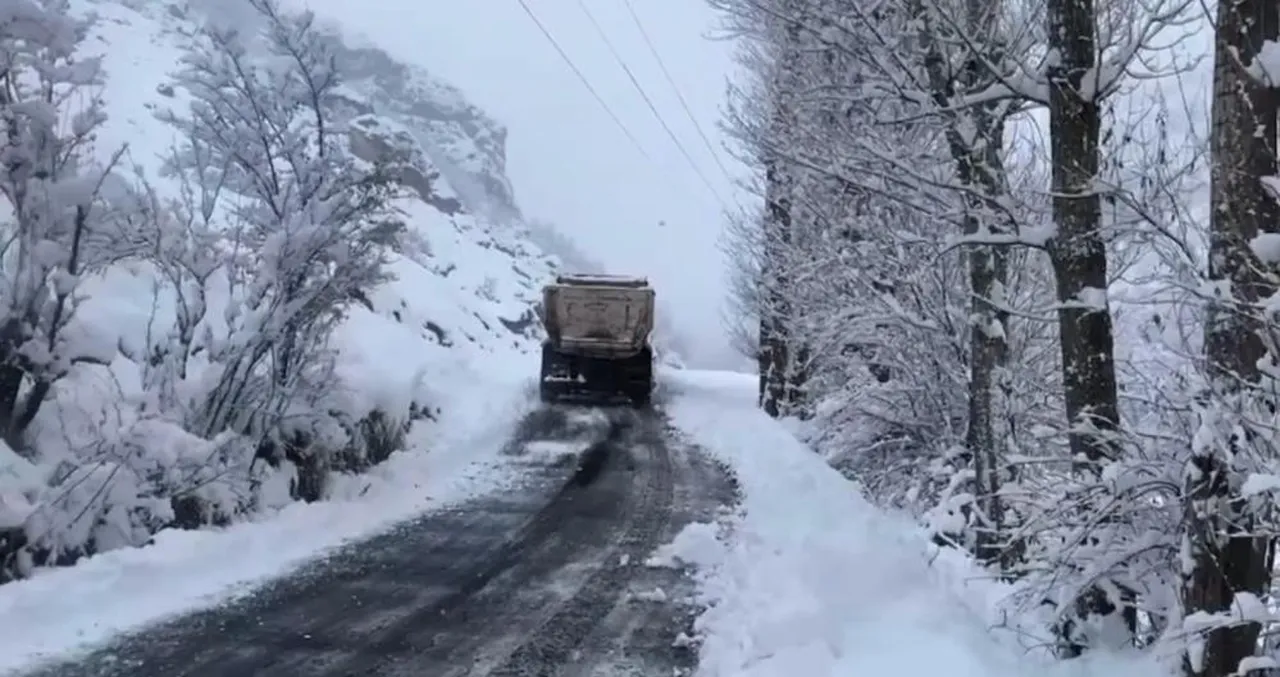 Türkiye kara teslim oldu! Yüzlerce yol kapandı, uçak seferleri iptal