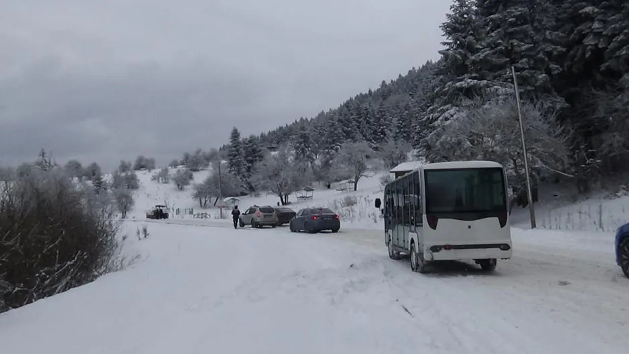 Yedigöller Milli Parkı yolu kar yağışı nedeniyle ulaşıma kapatıldı