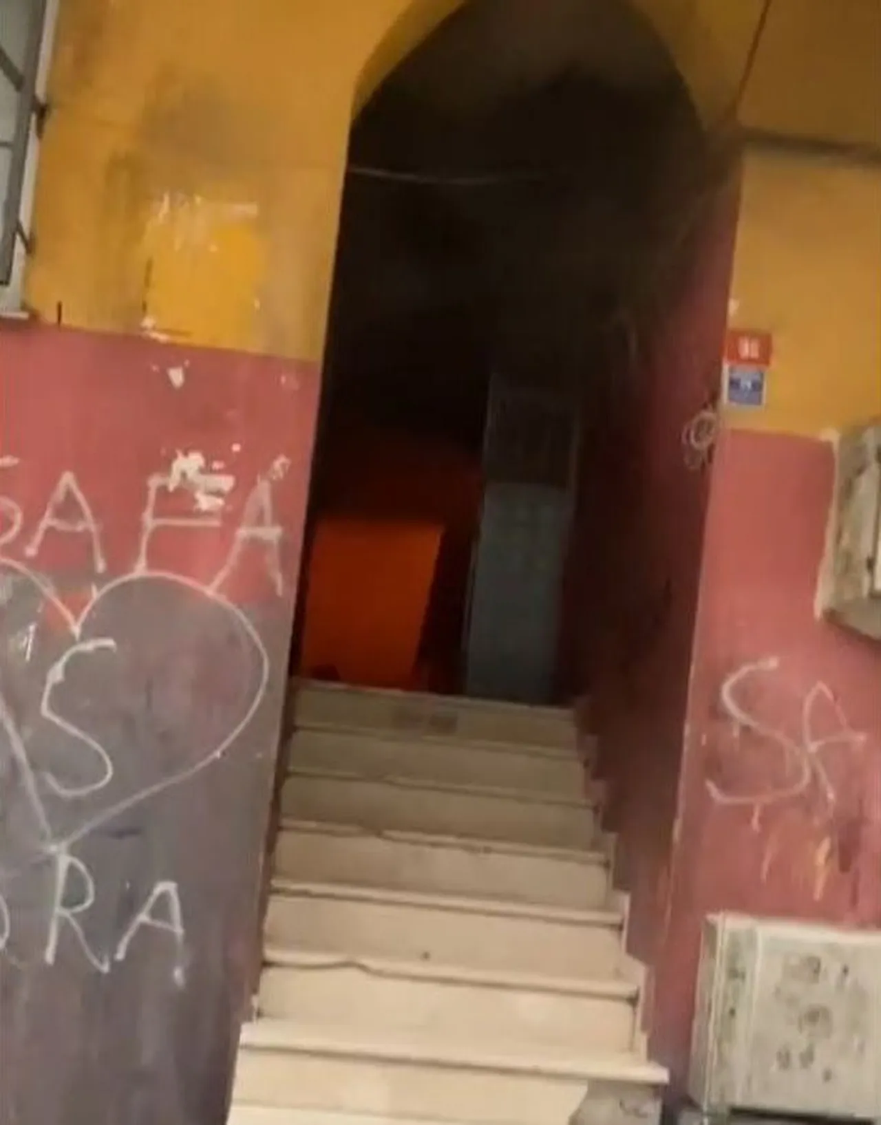 Zeytinburnunda 4 katlı binada yangın paniği! 4 kişi hastaneye kaldırıldı