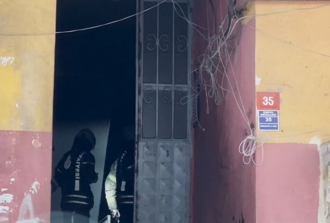 Zeytinburnunda 4 katlı binada yangın paniği! 4 kişi hastaneye kaldırıldı