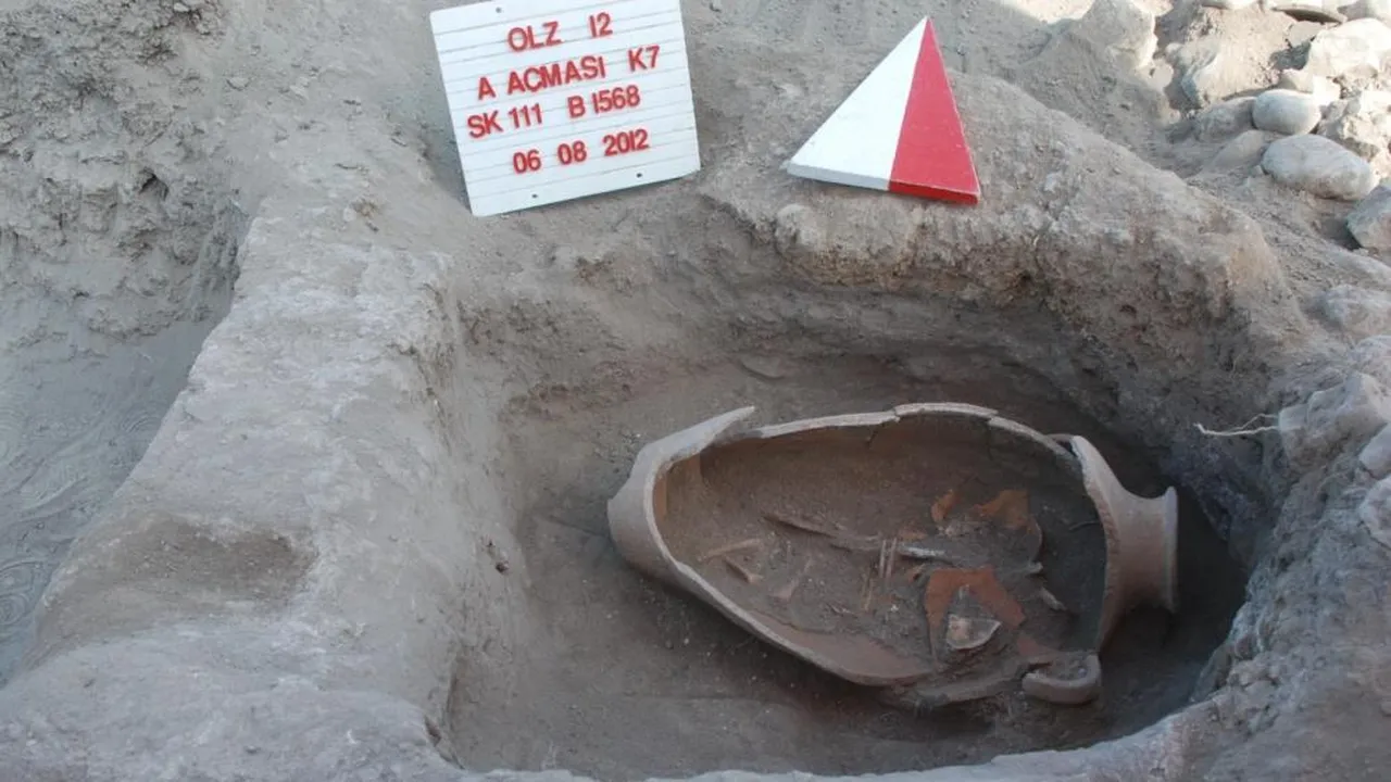 Höyük kazısında bulunan eser