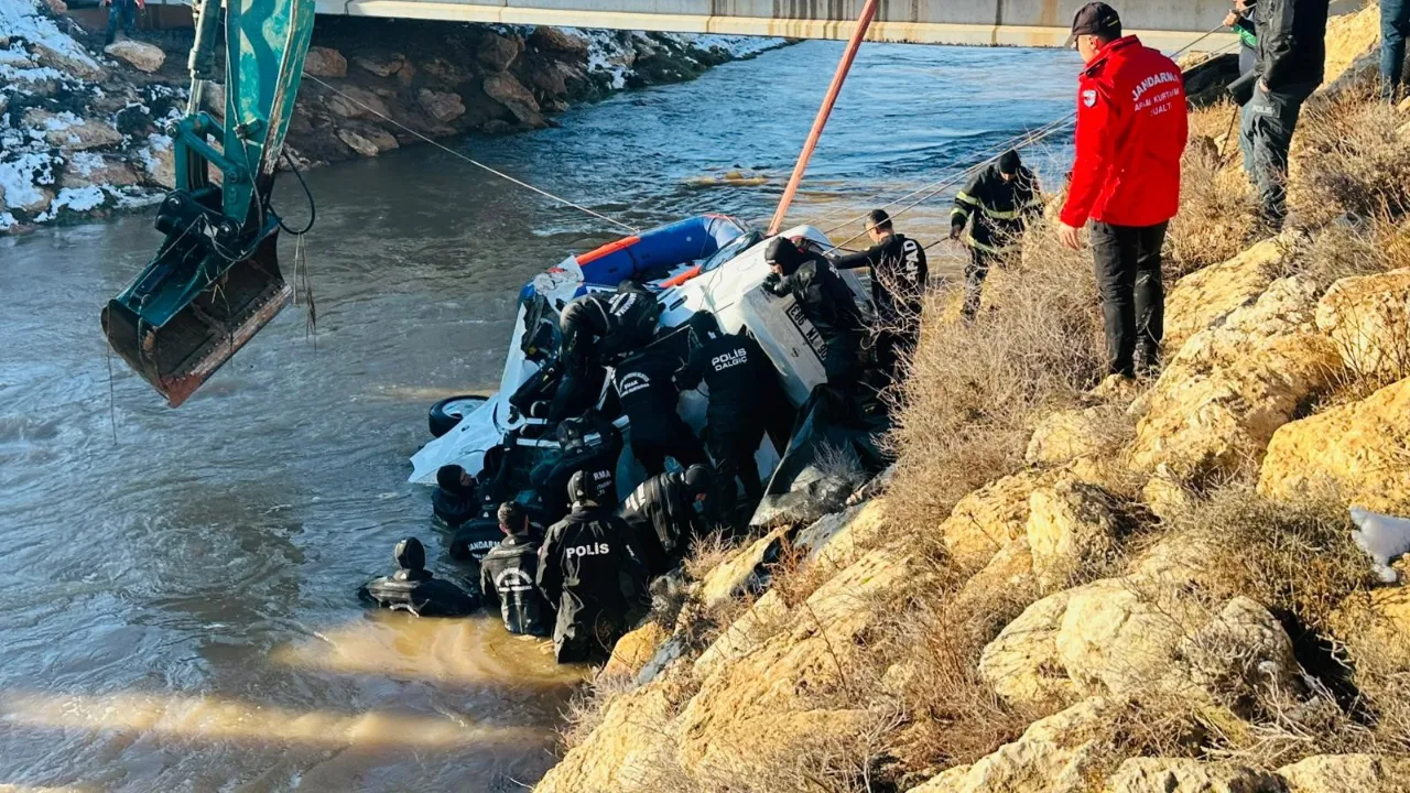 Araç sulama kanalına uçtu! 3 çocuğun cesedi bulundu, baba aranıyor
