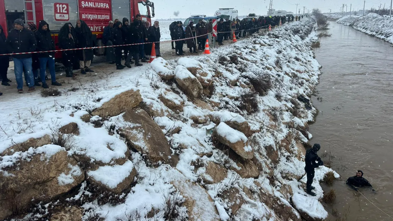 Araç sulama kanalına uçtu! 4 kişi aranıyor