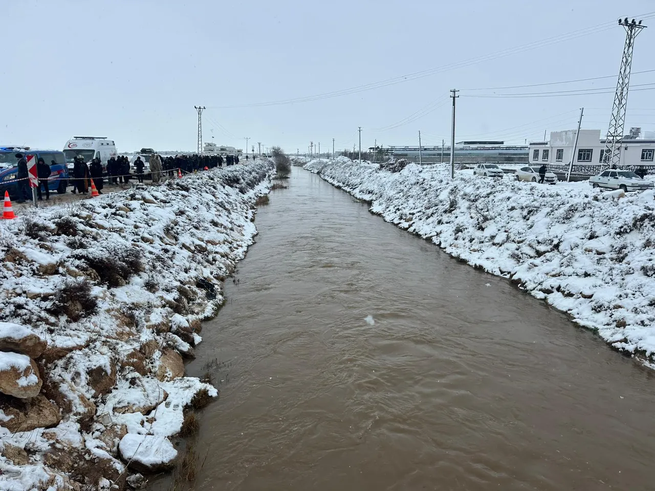 Araç sulama kanalına uçtu! 4 kişi aranıyor