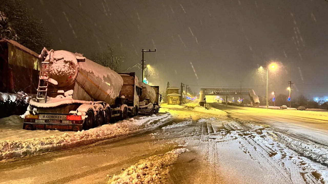 Bolu yolu kapalı mı? Yoğun kar yağışı ulaşımı etkiledi!