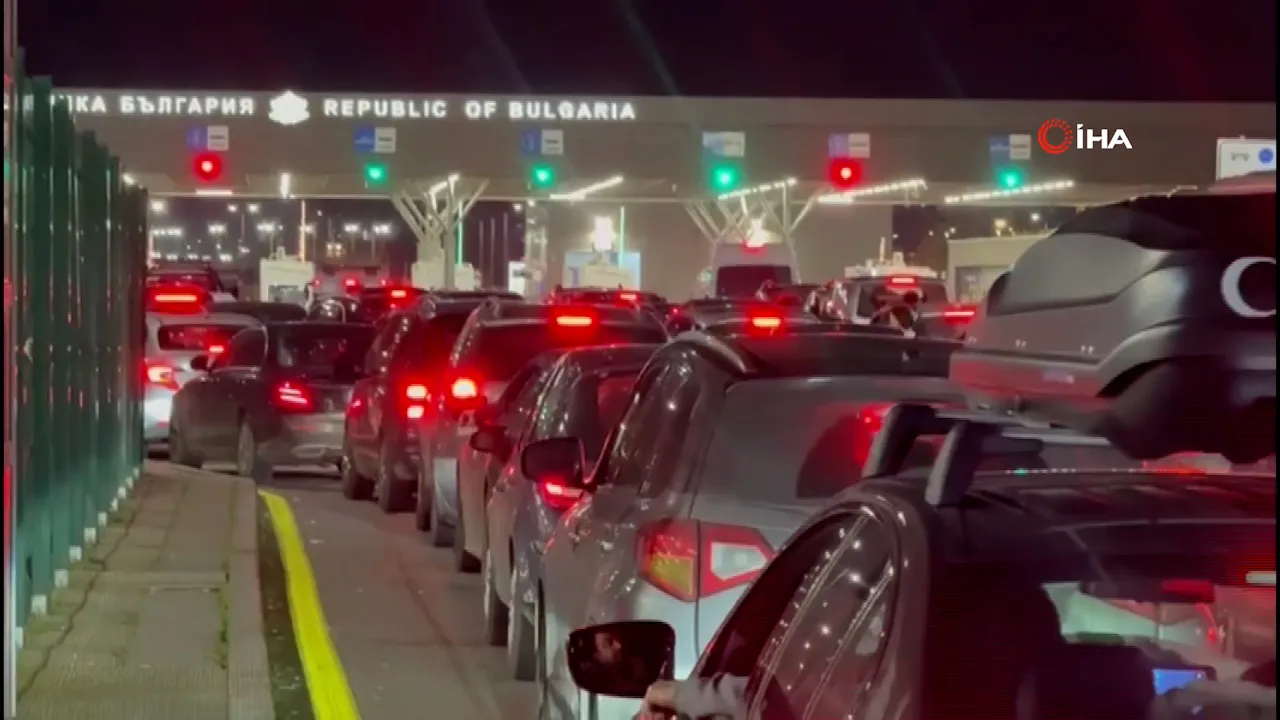 Bulgaristan vatandaşları yılbaşı alışverişini Edirne'de yaptı! Sınır kapılarında dönüş kuyruğu oluştu