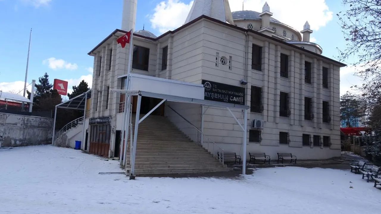 Cami tuvaletinde korkunç manzara! İnşaat işçileri fark etti