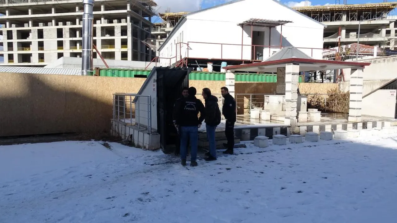 Cami tuvaletinde korkunç manzara! İnşaat işçileri fark etti