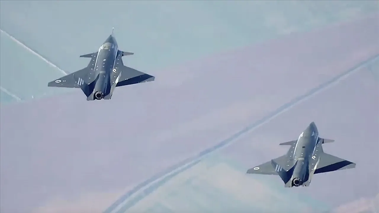 Baykar'dan yapılan açıklamaya göre, Türkiye’nin ilk insansız savaş uçağı Bayraktar KIZILELMA'nın geliştirme süreci yeni kabiliyetlerin entegrasyonu ile devam ediyor. Çorlu'daki AKINCI Uçuş Eğitim ve Test Merkezi'nde yürütülen çalışmalar kapsamında iki farklı Bayraktar KIZILELMA prototipi aynı anda gökyüzünde görev icra etti.