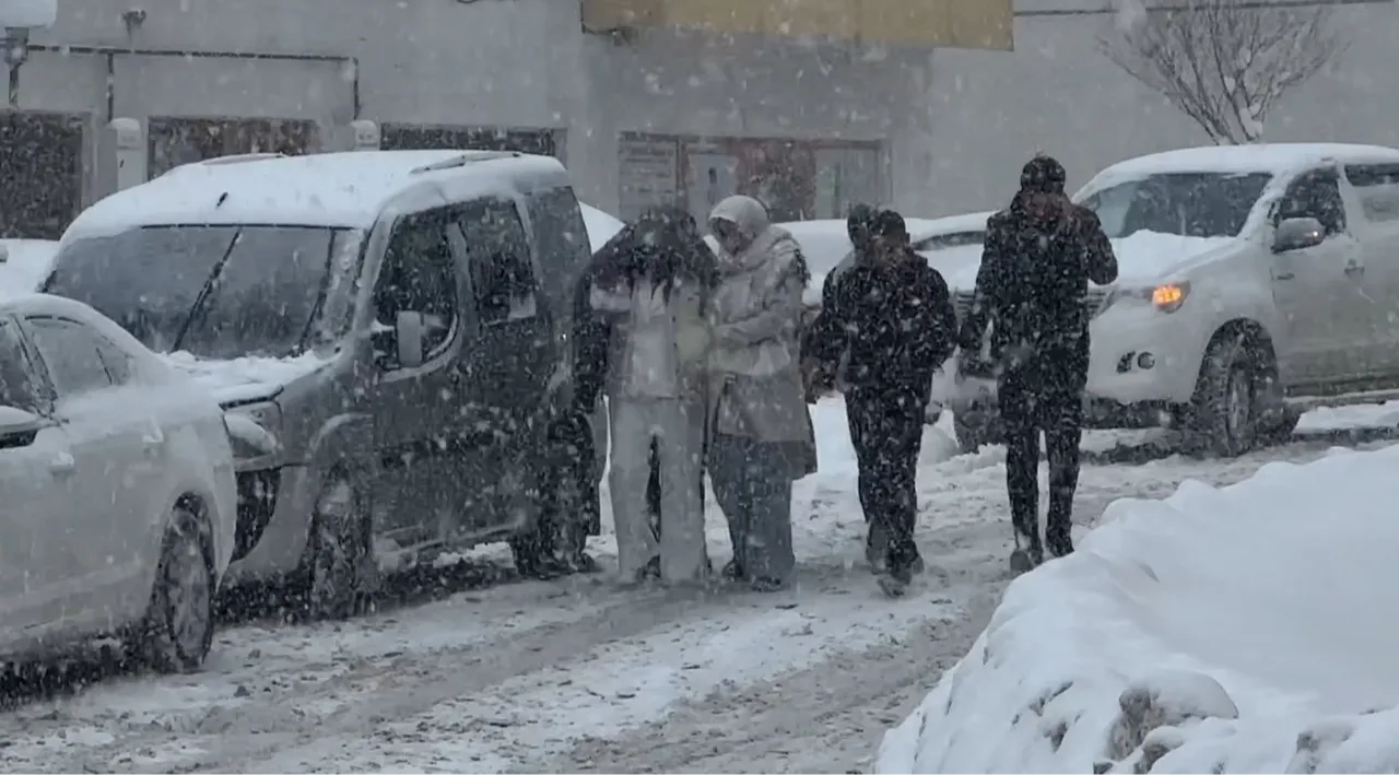 Hakkaride 3 gündür dinmeyen kar hayatı kabusa çevirdi! Sürücüler araçlarını bırakıp yürüdü