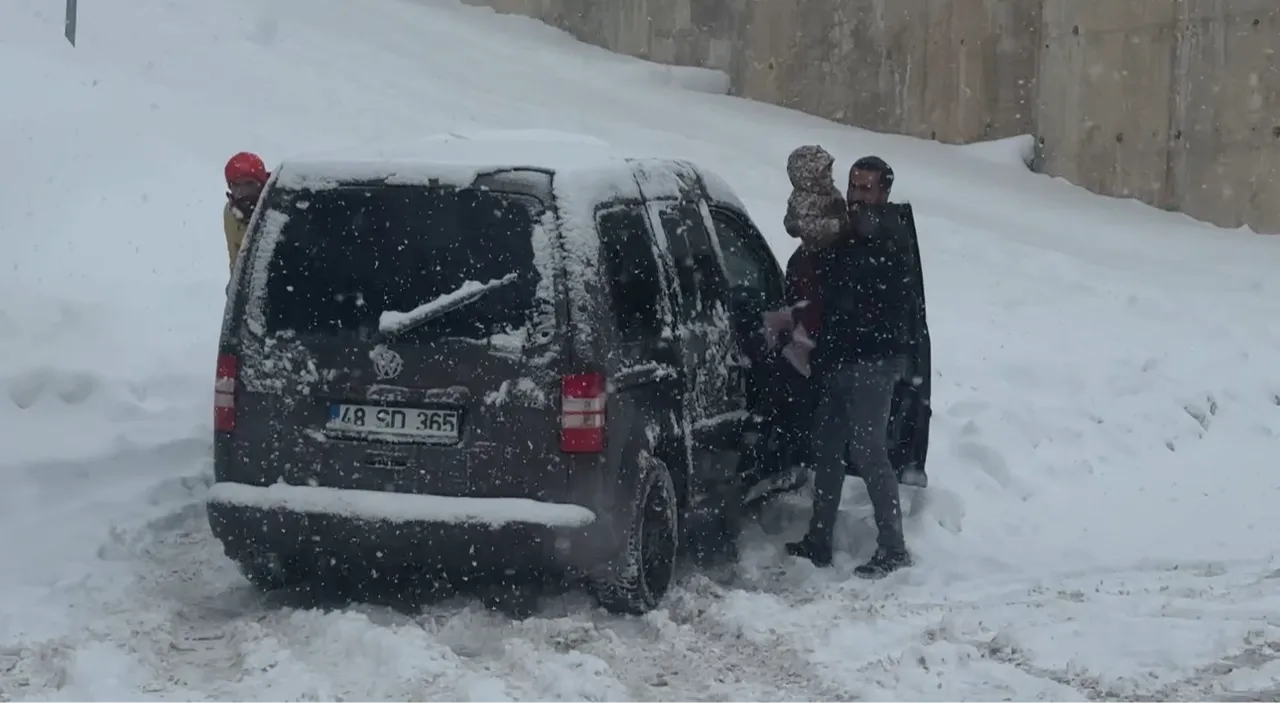 Hakkaride 3 gündür dinmeyen kar hayatı kabusa çevirdi! Sürücüler araçlarını bırakıp yürüdü