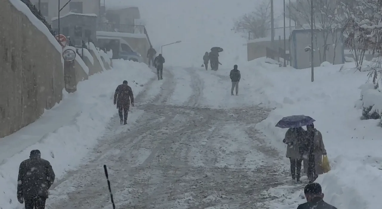 Hakkaride 3 gündür dinmeyen kar hayatı kabusa çevirdi! Sürücüler araçlarını bırakıp yürüdü