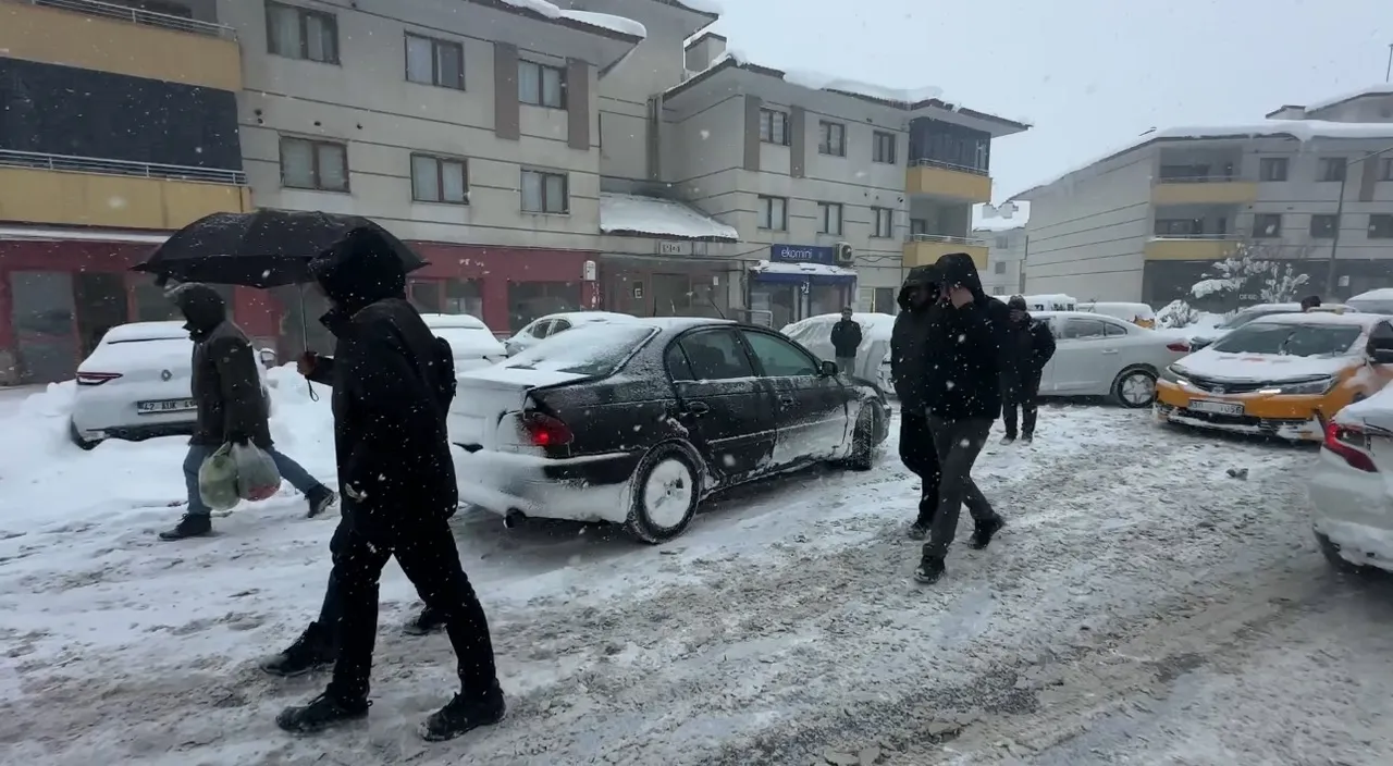 Hakkaride 3 gündür dinmeyen kar hayatı kabusa çevirdi! Sürücüler araçlarını bırakıp yürüdü
