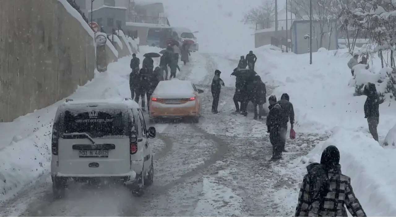 Hakkaride 3 gündür dinmeyen kar hayatı kabusa çevirdi! Sürücüler araçlarını bırakıp yürüdü