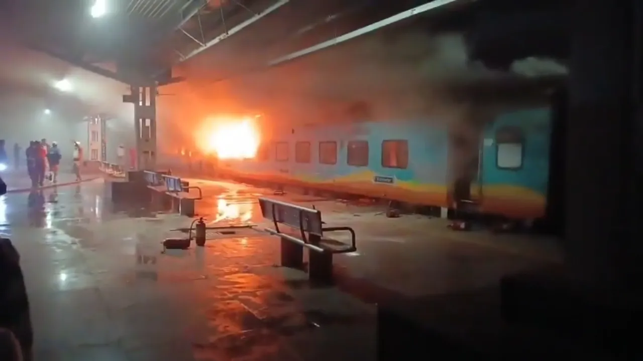 Hindistan'da tren faciası! Vagonları alevler sardı, 1 yolcu hayatını kaybetti