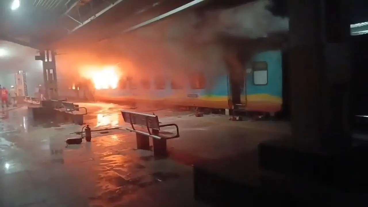 Hindistanda tren faciası! Vagonları alevler sardı, 1 yolcu hayatını kaybetti