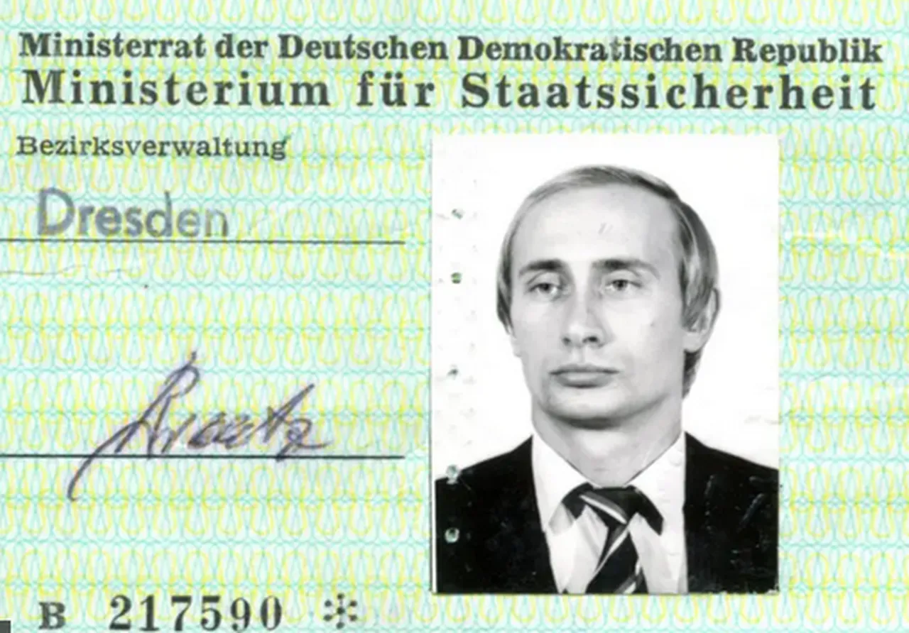 Rusya Devlet Başkanı Vladimir Putin'in Doğu Almanya'da KGB ajanı olarak görev yaptığı sırada kendisine verildiği belirtilen Doğu Almanya Devlet Güvenlik Bakanlığı (Stasi) kimlik kartı ortaya çıktı.