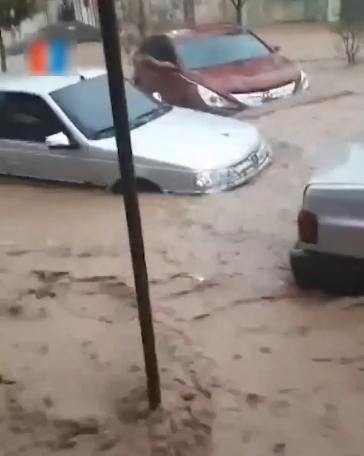 İranı sel bastı! Dere taştı, sokaklar göle döndü: Can kayıpları var