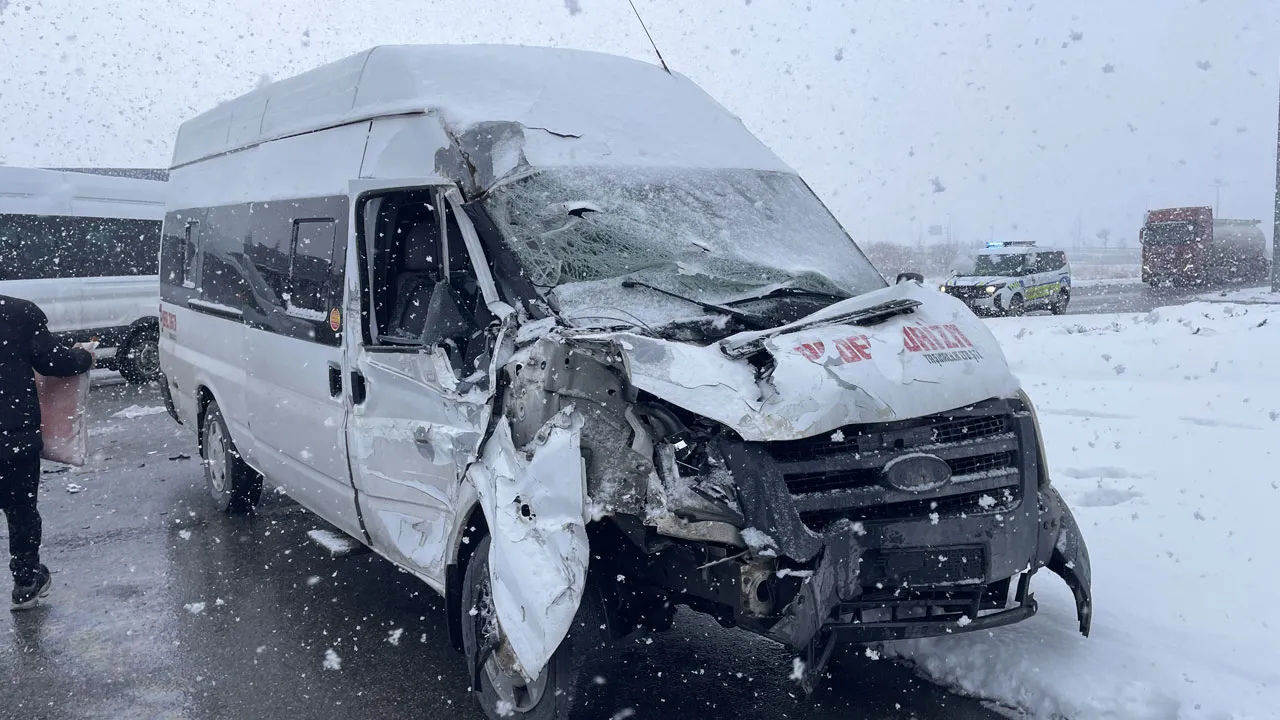 Kayseri'de işçi servisiyle tır çarpıştı: 11 kişi yaralandı