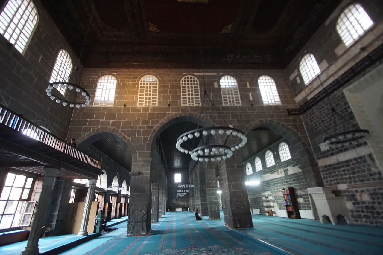 Mübarek müsekkin gibi adeta, otur avlusunda ferahla: Beş dakikalığına uğradık beş saatte çıkamadık