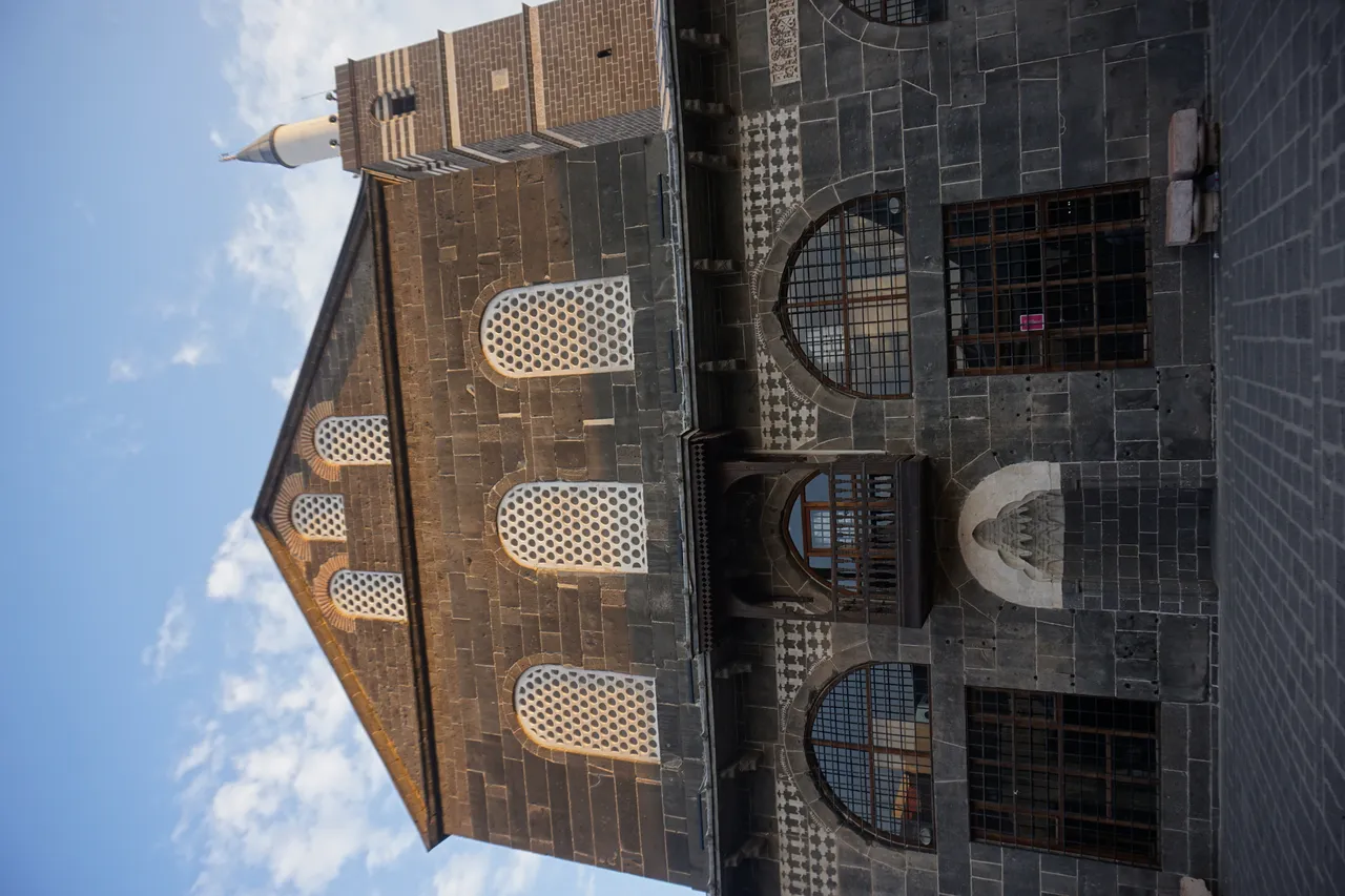 Mübarek müsekkin gibi adeta, otur avlusunda ferahla: Beş dakikalığına uğradık beş saatte çıkamadık