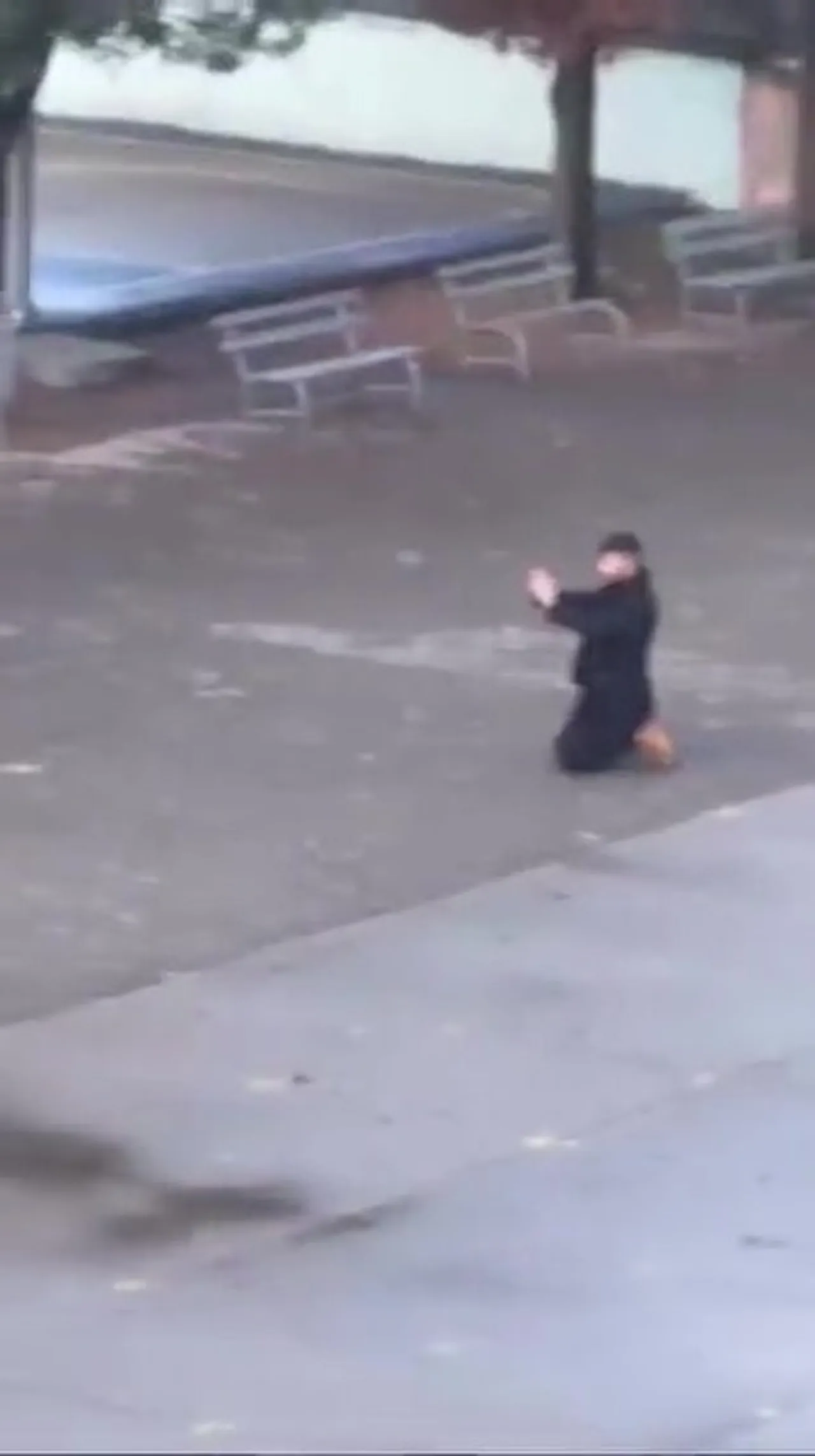 Öfkeli baba dehşet saçtı! Kızını rahatsız eden genci okulda silahla rehin aldı