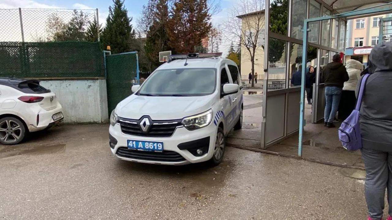 Öfkeli baba dehşet saçtı! Kızını rahatsız eden genci okulda silahla rehin aldı