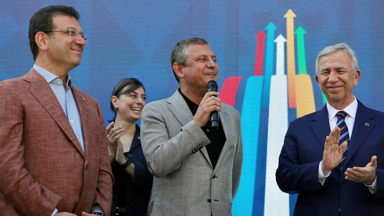 Özgür  Özel'den, cumhurbaşkanlığı hesabında 'Yavaş' çıkışı: İmamoğlu'nun yedeği değil