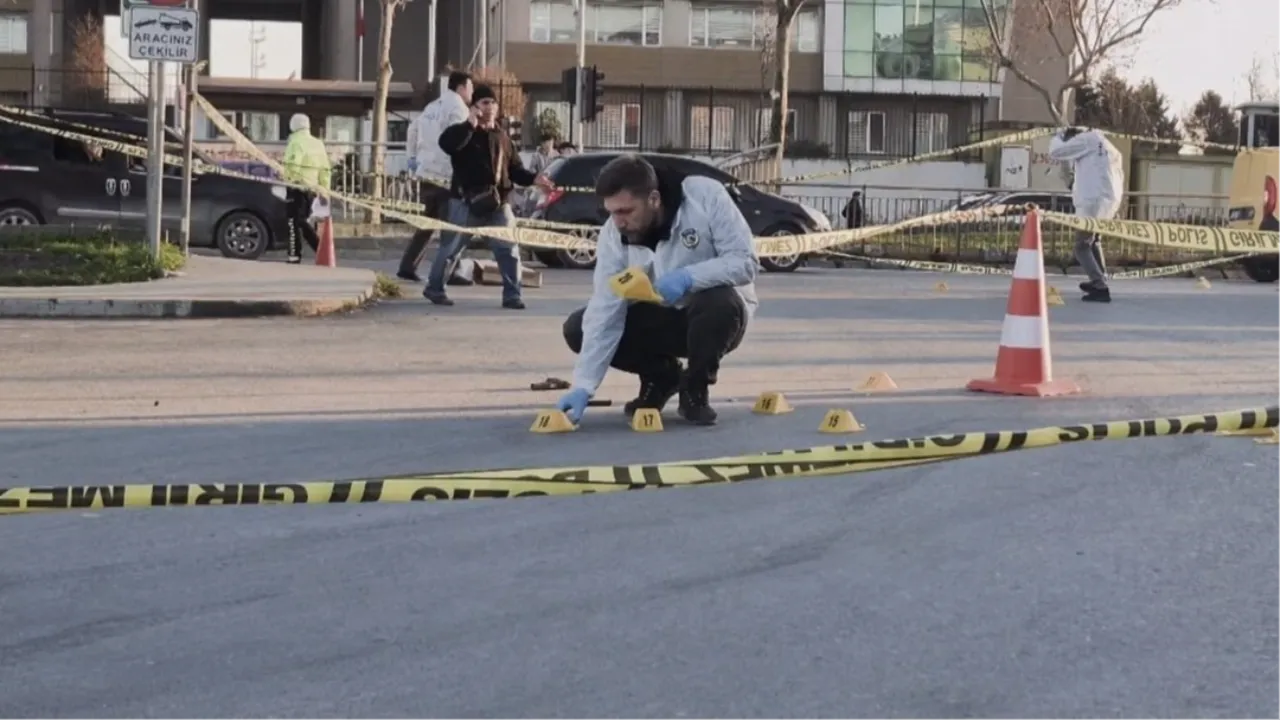 Sultangazi'de otobüs durağında dehşet! Lise öğrencisi kıza silahlı saldırı