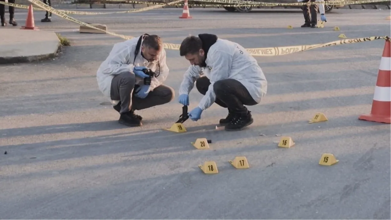 Sultangazide otobüs durağında dehşet! Lise öğrencisi kıza silahlı saldırı